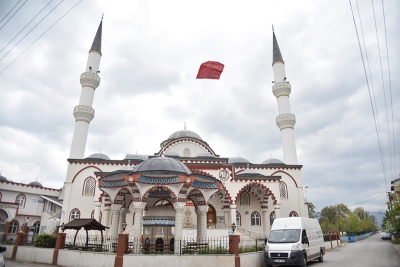 KARTEPE’DE MİNARELER AY YILDIZLA DONATILDI