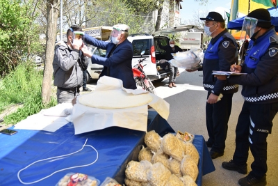 KARTEPE’DE PAZARCILARA KORUYUCU YÜZ MASKESİ
