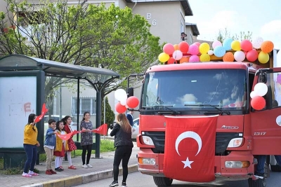 KARTEPE’DE RENGARENK 23 NİSAN COŞKUSU