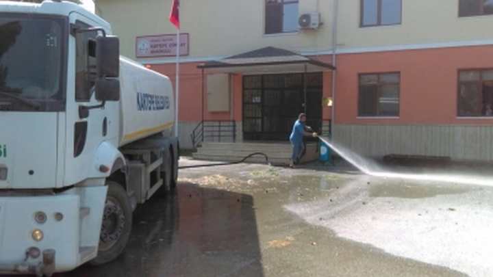 KARTEPE’NİN OKUL BAHÇELERİ TEK TEK YIKANIYOR