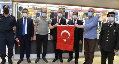 Kaymakam Güler, Türk Bayrağı Hediye Etti