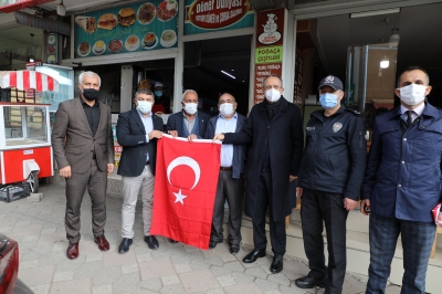 Kaymakam Kubilay ve Başkan Şayir’den esnaflara Türk bayrağı 