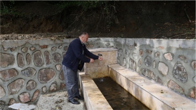 kırsal mahallelere çeşme yapıyor