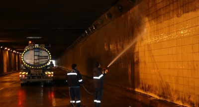 Kocaeli Büyükşehir Belediyesi, hafta sonu uygulanan sokağa çıkma kısıtlamasında Derince Tüneli’nde özel ekiple temizlik çalışması yaptı.