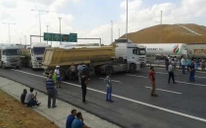 KÖPRÜYÜ KAMYONCULAR TRAFİĞE KAPATTI