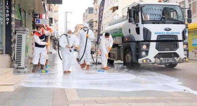 Körfez’de caddeler boydan boya yıkandı