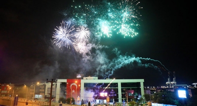 Körfez’de gökyüzü renklendi