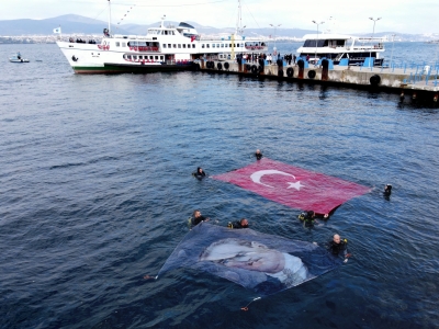 Körfezde Türk Bayrağı ve Atatürk posteri