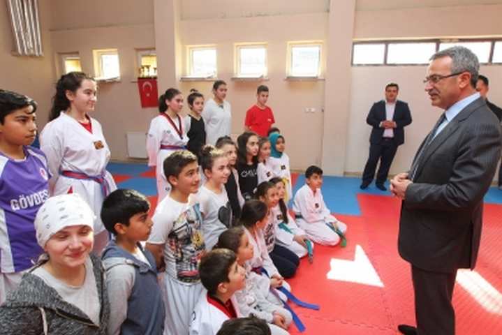 Köşker genç tekvandocuları ziyaret etti
