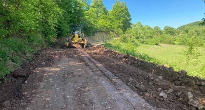 Köy yollarında hummalı çalışma