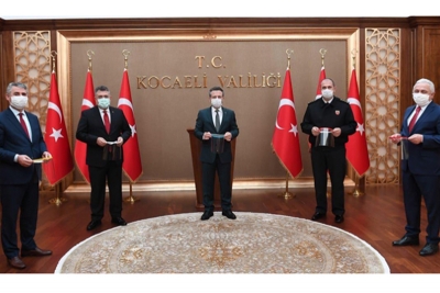Maskeleri vali Aksoy teslim etti