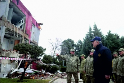 Mehmetçik depremzedelerin yanında