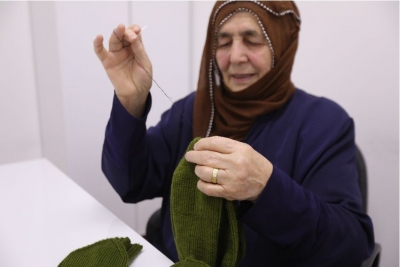 Mehmetçik için  ördüğü çorapları belediyeye teslim etti