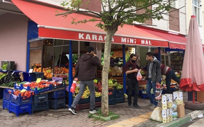MENDERES CADDESiNDE BiR HÂL VAR