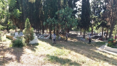 Mezarlıklar bayrama hazır
