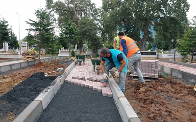 Mezarlıkta bordür ve parke taşı çalışması