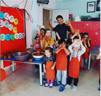 Miniklere Çamuru  Sevdiren Sanatçı
