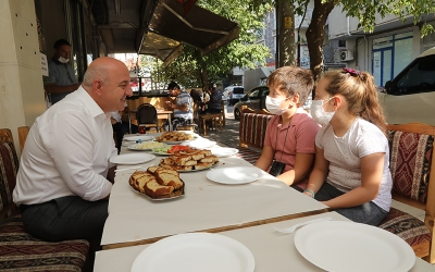 Miniklerindavetini geri çevirmedi