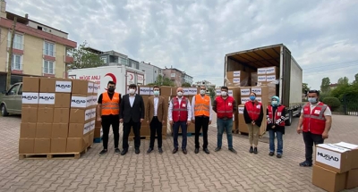MÜSİAD YARDIM KOLİLERİNİ TESLİM ETTİ