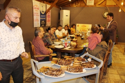 Ödüllü 'cağ kebabı yeme yarışması' nda zorlandılar