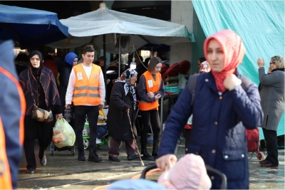 Öğrencilerden yaşlıların yüzünü güldüren yardım