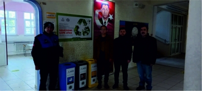 okullara atık kutuları dağıttı