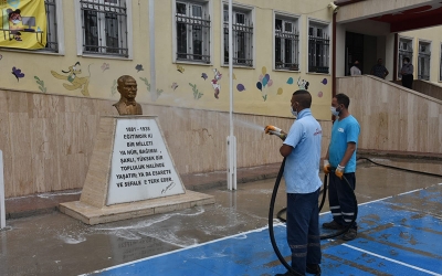 Okulları yüz yüze eğitim öncesi temizliyor