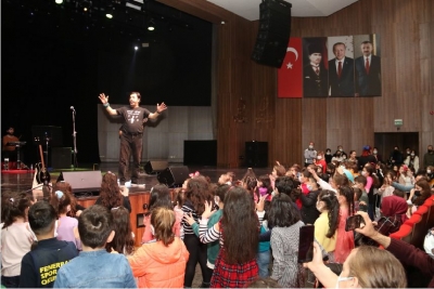 Onur Erol Kocaelili çocukları coşturdu