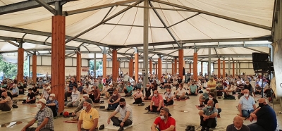 Pazar alanlarına Cuma namazı için destek