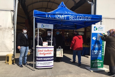 Pazarda maske ve dezenfektan dağıttı