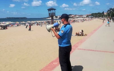 Plajlarda maske ve sosyal mesafeye dikkat