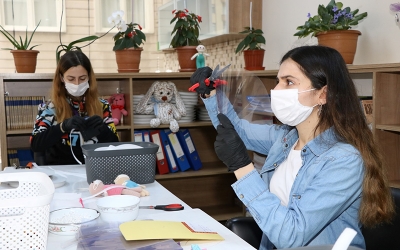 Sağlık çalışanları için günde 200 siperlik üretiyorlar