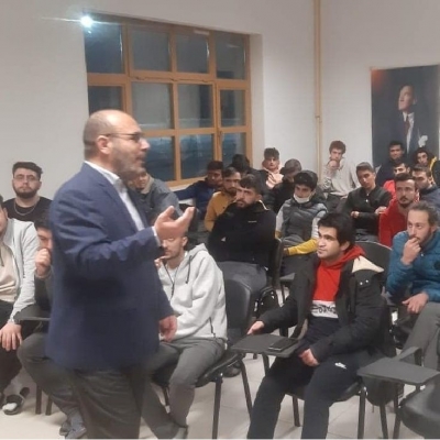ŞAHİN KYK YURDUNDA KONFERANS VE İMZA GÜNÜ DÜZENLEDİ
