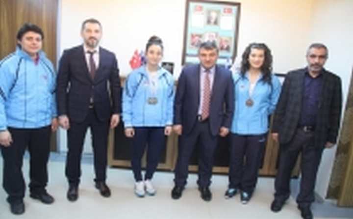 Şampiyon haltercilerden Yeşildal’a ziyaret