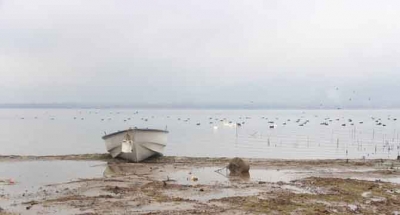Sapanca gölü çekildi, sandallar karaya oturdu