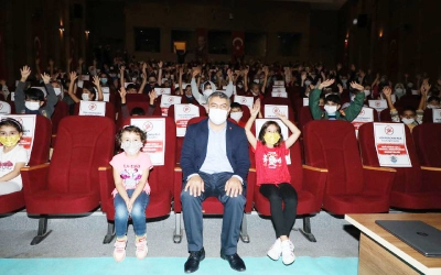 Şayir, çocuklarla tiyatroda buluştu 