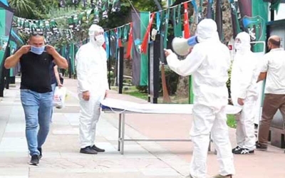 Sedyeyi gören maskesini düzeltti