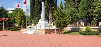  Şehitlik çiçeklerle donatıldı