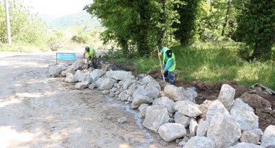Sekbanlı köy mezarlığında taş duvar imalatı