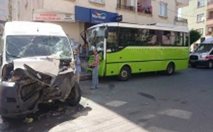 Servis Minibüsü Halk Otobüsüne Çarptı: 21 Yaralı