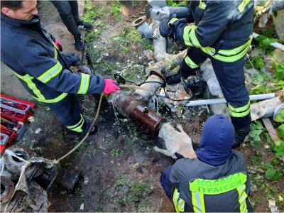 sıkışan köpeği itfaiye kurtardı