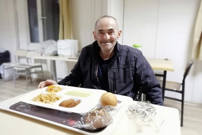 Sokakta kalan adamın yardımına Büyükşehir yetişti