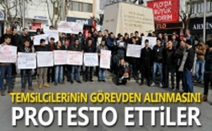 TEMSİLCİLERİNİN GÖREVDEN ALINMASINI PROTESTO ETTİLER