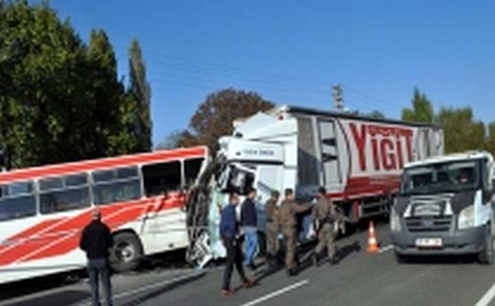 TIR Belediye Otobüsüne Çarptı: 2 ölü