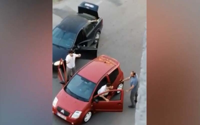 Trafikte tartıştığı gençlere silah çekti