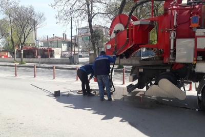 Trafikten boşalan caddelerde altyapı hatları temizleniyor