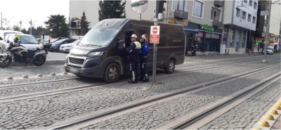 Tramvay yoluna park eden araçlara sıkı denetim