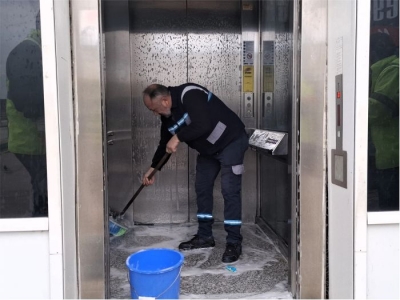 Üst geçit asansörleri Büyükşehir'le tertemiz