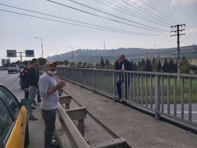 Üst geçitte intihara kalkıştı, karayolu trafiğe kapatıldı! 