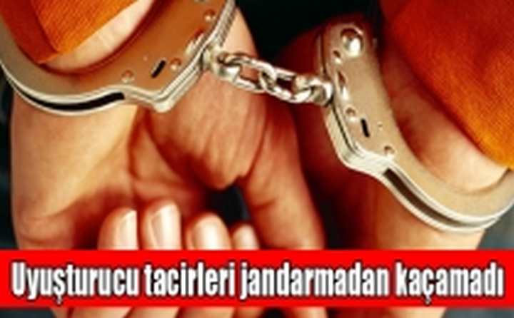 Uyuşturucu tacirleri jandarmadan kaçamadı